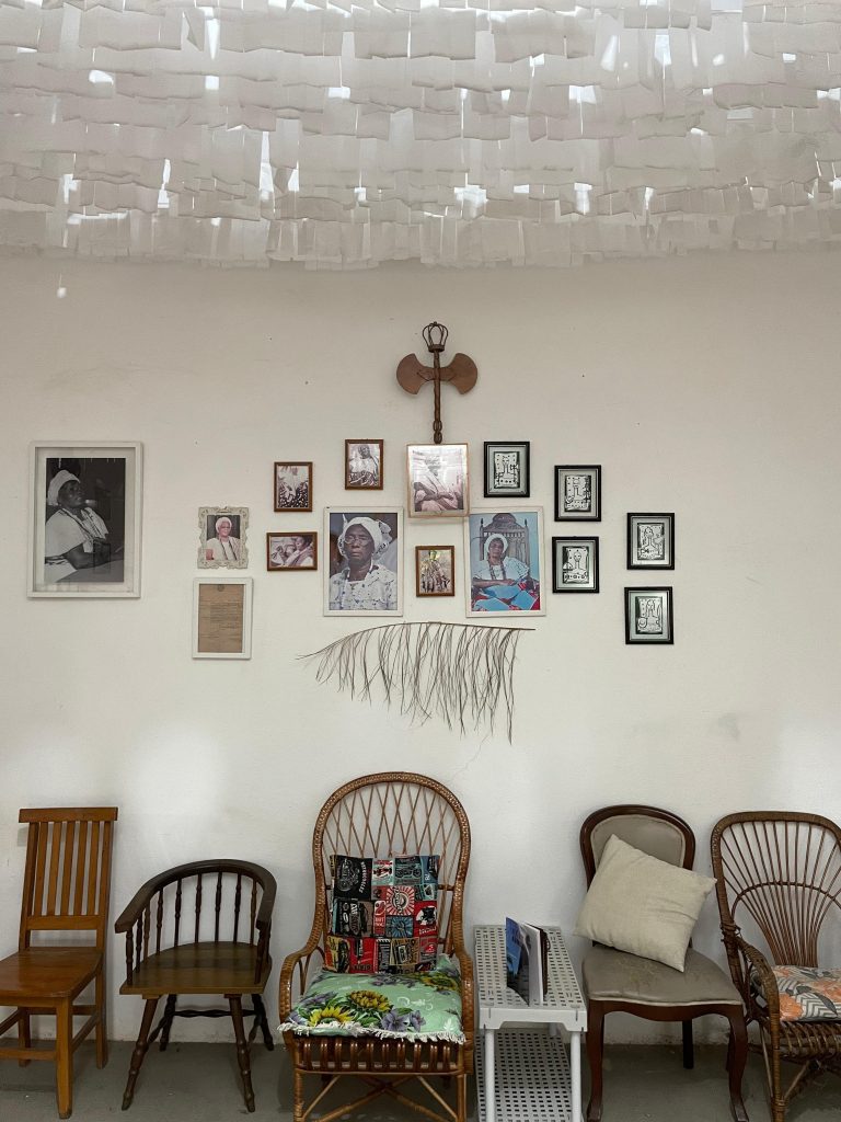 Saguão principal do Ile Asé Asiwaju com retratos homenageando Ialorixás do Candomblé.