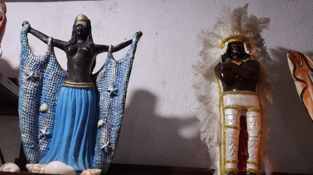 Imagens de Iemanjá e Caboclo. Acervo: Casa Espírita Águas Cristalinas – Grupo de Umbanda Filhos do Rei.