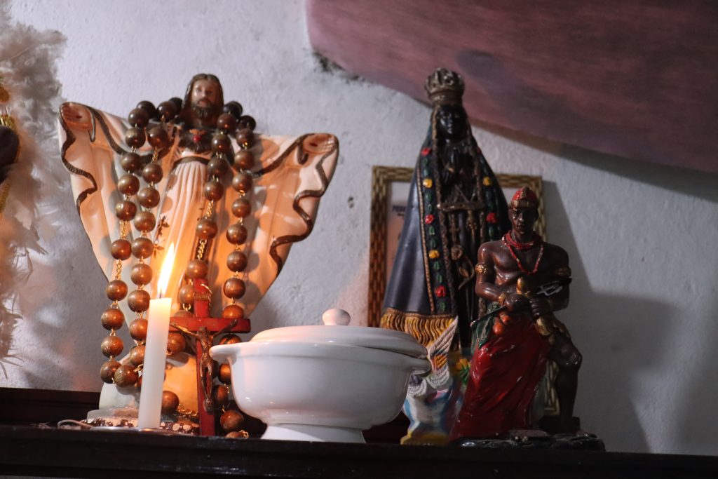 Imagens de Jesus, Nossa Senhora Aparecida e Xangô. Acervo: Casa Espírita Águas Cristalinas – Grupo de Umbanda Filhos do Rei.