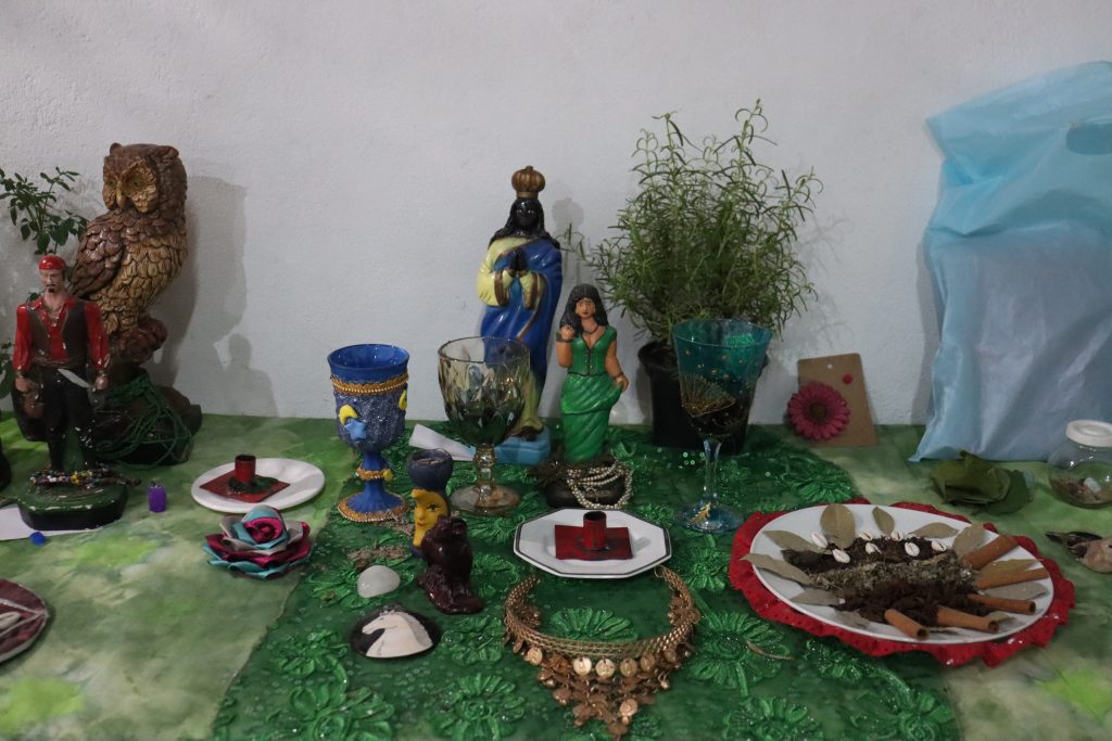 Mesa de Cigana. Acervo: Casa Espírita Águas Cristalinas – Grupo de Umbanda Filhos do Rei.