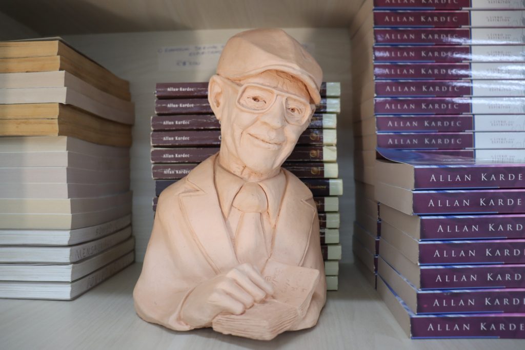 Escultura de Chico Xavier. Acervo: Núcleo Espírita Mensageiros do Bem.