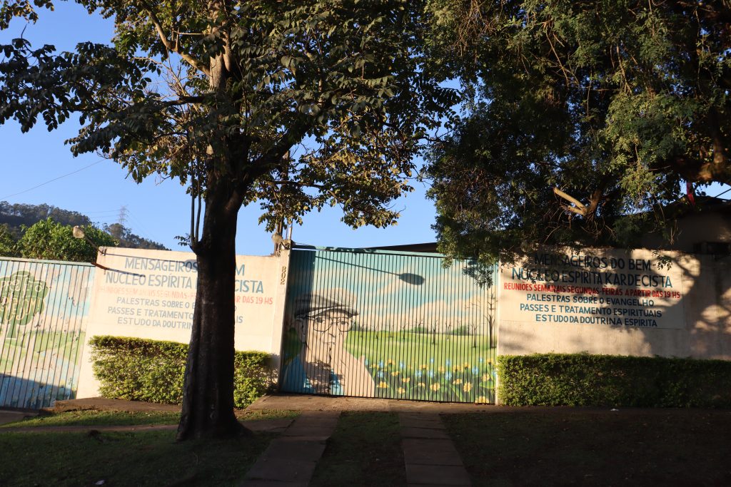 Entrada Núcleo Espírita Mensageiros do Bem.