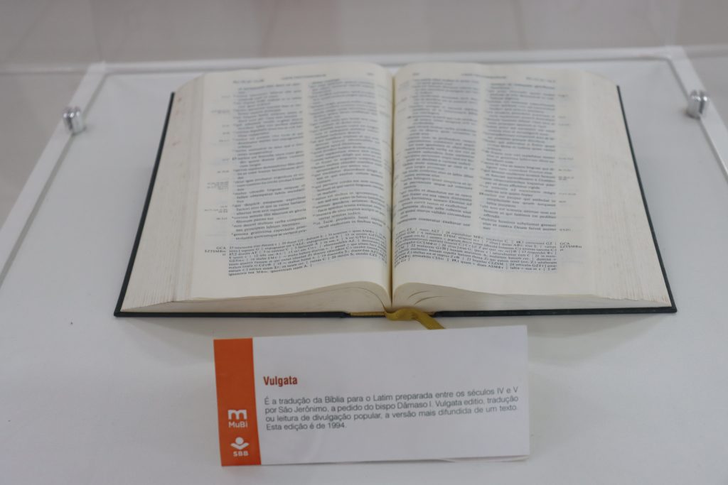 Vulgata - tradução bíblica em latim. Acervo: Museu da Bíblia de Santana de Parnaíba.