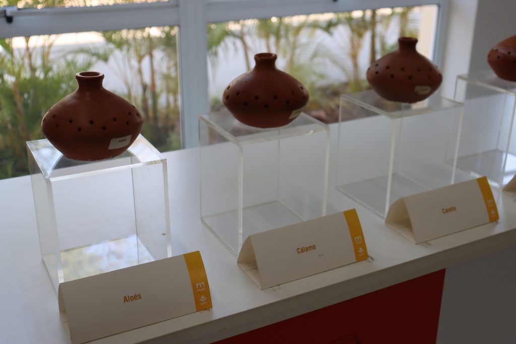 Perfumes e essências presentes na narrativas bíblicas. Acervo: Museu da Bíblia de Santana de Parnaíba.
