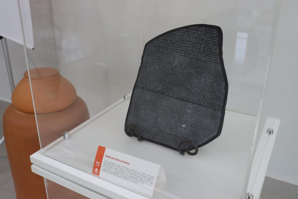 Réplica da Pedra de Roseta. Acervo: Museu da Bíblia de Santana de Parnaíba.