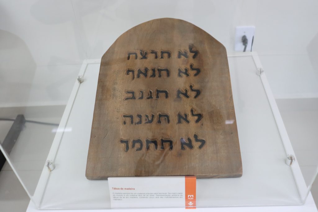 Representação da Tábua da Lei em madeira. Acervo: Museu da Bíblia de Santana de Parnaíba.