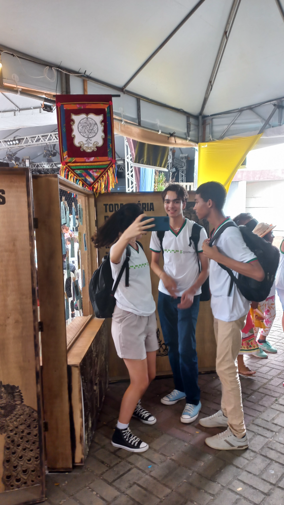 Jovens fazendo selfie na exposição