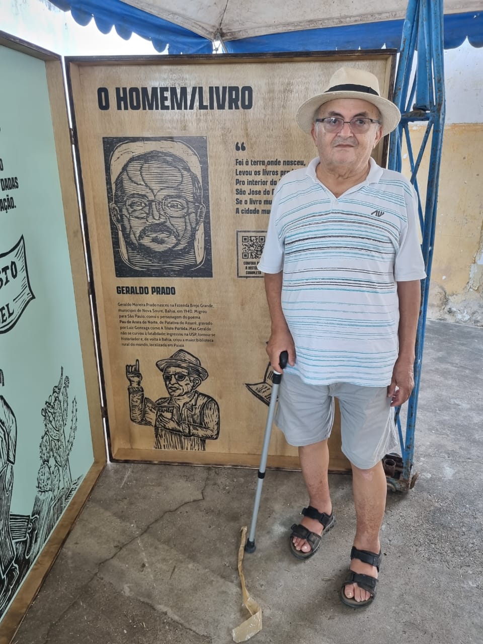 Geraldo Prado, criador da maior biblioteca rural do mundo, ao lado do seu cordel