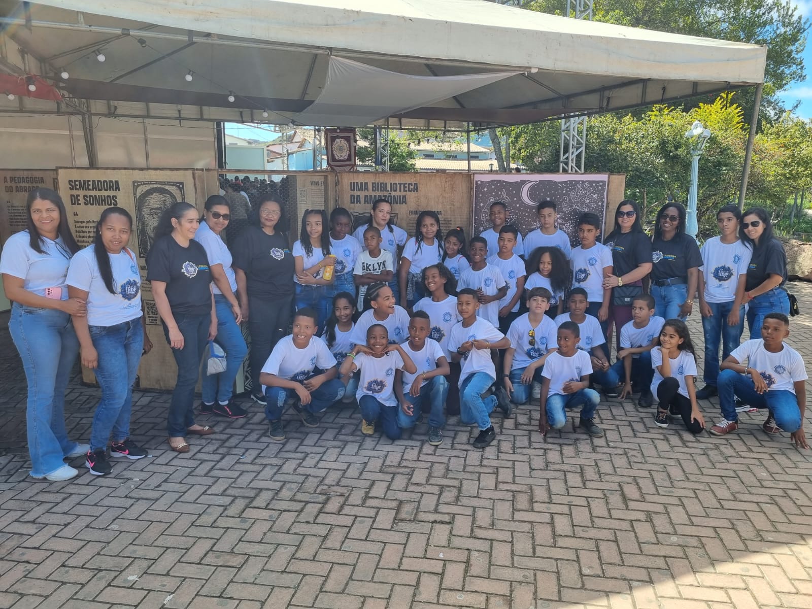 Visitantes de escolas públicas.
