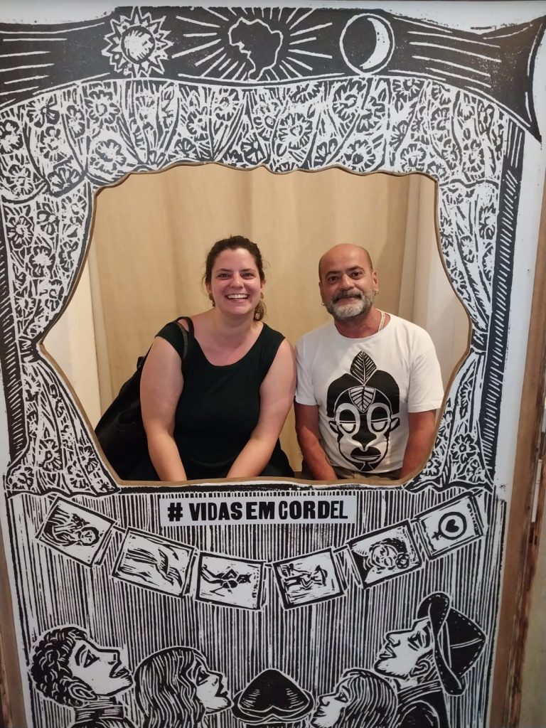 Renata Pante (Coordenadora de Memória Institucional) e Marcelo Cunha (Coordenador MAFRO) no espaço criado para tirar fotos